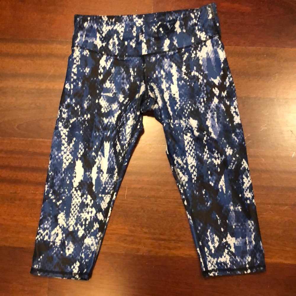 Alo 18 1/2 inch inseam leggings.